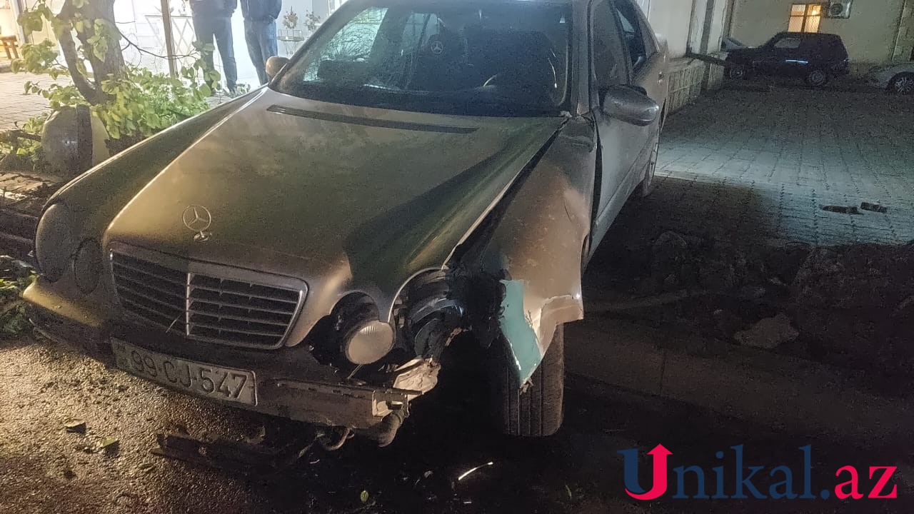 Gəncədə avtomobil işıq dirəyinə çırpıldı - FOTOLAR